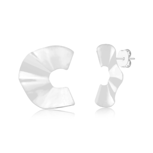 Brinco ondulado prata em formato de leque. Um verdadeiro encanto! Semijoia perfeita para quem não abre mão da personalidade e elegância para compor os acessórios e looks. Excelente escolha para quem busca uma peça única e versátil