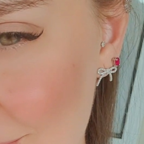 Brinco ponto de luz com pedra fusion de safira rosa e base em banho de ródio branco. Um verdadeiro encanto! Semijoia perfeita para quem ama delicadeza e não abre mão da elegância para compor os acessórios e looks. Excelente escolha para quem busca uma peça única e versátil.