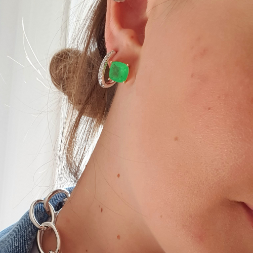 Brinco quadrado de pedra fusion quartzo verde com base em ouro 18K. Um verdadeiro encanto!  Semijoia perfeita para quem ama delicadeza e não abre mão da elegância para compor os acessórios e looks. Excelente escolha para quem busca uma peça única e versátil. 