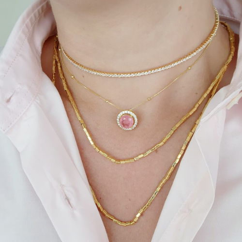 Chocker riviera rígida cristais em ouro 18k. Um verdadeiro encanto!  Semijoia perfeita para quem ama delicadeza e não abre mão da elegância para compor os acessórios e looks. Conta com um extensor de 7 cm em sua corrente para garantir o ajuste perfeito para qualquer ocasião. Excelente escolha para quem busca uma peça única e ao mesmo tempo super versátil.