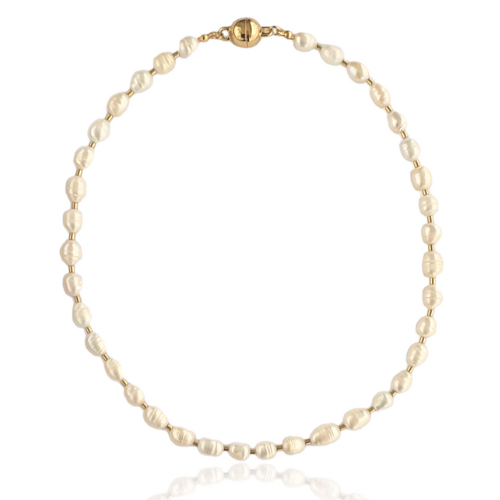 Choker de pérolas orgânicas e banho em Ouro 18k. Um verdadeiro encanto!  Semijoia perfeita para quem ama delicadeza e não abre mão da elegância para compor os acessórios e looks. Excelente escolha para quem busca uma peça única, elegante e versátil. 