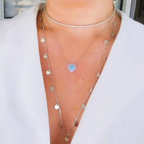 Chocker riviera rígida cristais em ródio branco. Um verdadeiro encanto! Semijoia perfeita para quem ama delicadeza e não abre mão da elegância para compor os acessórios e looks. Conta com um extensor de 7 cm em sua corrente para garantir o ajuste perfeito para qualquer ocasião. Excelente escolha para quem busca uma peça única e ao mesmo tempo super versátil.