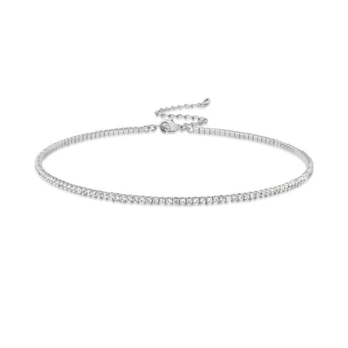 Chocker riviera rígida cristais em ródio branco. Um verdadeiro encanto! Semijoia perfeita para quem ama delicadeza e não abre mão da elegância para compor os acessórios e looks. Conta com um extensor de 7 cm em sua corrente para garantir o ajuste perfeito para qualquer ocasião. Excelente escolha para quem busca uma peça única e ao mesmo tempo super versátil.