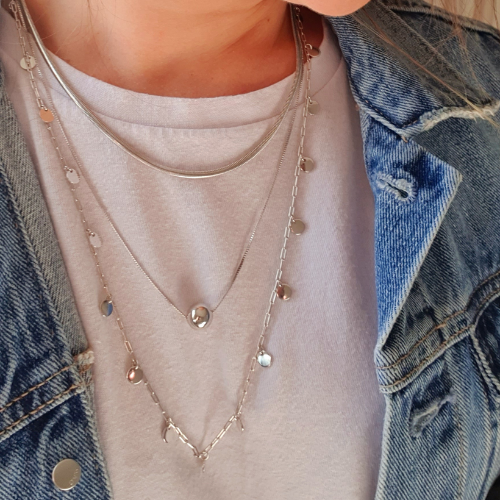 Colar com pingente de bolinha 8 MM e corrente veneziana. Um verdadeiro encanto!  Semijoia perfeita para quem não abre mão da personalidade e elegância para compor os acessórios e looks. Excelente escolha para quem busca uma peça única e versátil. 