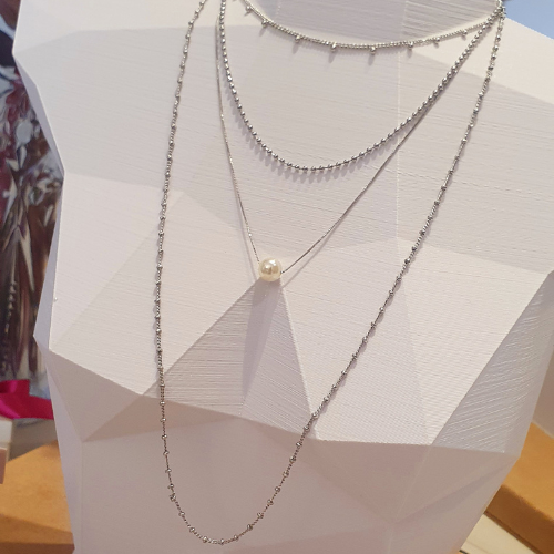 Colar micro esferas lisas em ródio branco. Um verdadeiro encanto!  Semijoia perfeita para quem ama delicadeza e não abre mão da elegância para compor os acessórios e looks. Conta com um extensor de 7 cm em sua corrente para garantir o ajuste perfeito para qualquer ocasião. Excelente escolha para quem busca uma peça única e versátil. 