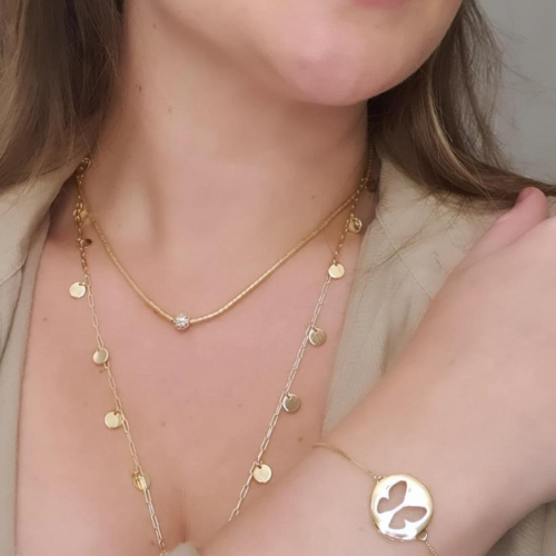 Colar de canutilhos com pingente de esfera cravejada e banho de ouro 18k. Um verdadeiro encanto!  Semijoia perfeita para quem ama delicadeza e não abre mão da elegância para compor os acessórios e looks. Conta com um extensor de 7 cm em sua corrente para garantir o ajuste perfeito para qualquer ocasião. Excelente escolha para quem busca uma peça única, elegante e versátil. 