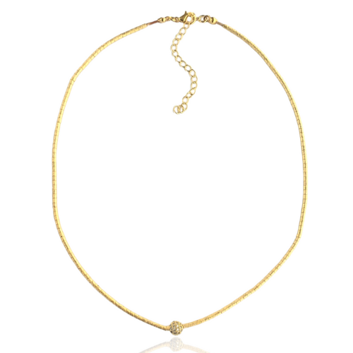 Colar de canutilhos com pingente de esfera cravejada e banho de ouro 18k. Um verdadeiro encanto!  Semijoia perfeita para quem ama delicadeza e não abre mão da elegância para compor os acessórios e looks. Conta com um extensor de 7 cm em sua corrente para garantir o ajuste perfeito para qualquer ocasião. Excelente escolha para quem busca uma peça única, elegante e versátil. 