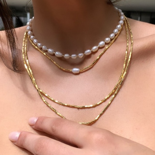 Colar de canutilhos duplo banhado a ouro 18k. Um verdadeiro encanto! Semijoia perfeita para quem ama delicadeza e não abre mão da elegância para compor os acessórios e looks. Conta com um extensor de 7 cm em sua corrente para garantir o ajuste perfeito para qualquer ocasião. Excelente escolha para quem busca uma peça única, elegante e versátil.