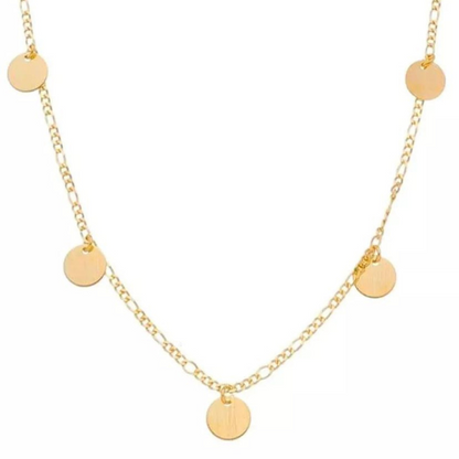 Colar medalhinhas lisas com corrente do tipo cartier. Um verdadeiro encanto!  Semijoia perfeita para quem não abre mão da personalidade e elegância para compor os acessórios e looks. Excelente escolha para quem busca uma peça única e versátil. 