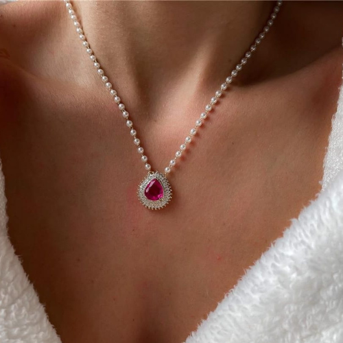Colar de pérolas com Gota Fusion Pink. Um verdadeiro encanto!  Semijoia perfeita para quem ama delicadeza e não abre mão da elegância para compor os acessórios e looks. Conta com um extensor de 7 cm em sua corrente para garantir o ajuste perfeito para qualquer ocasião. Excelente escolha para quem busca uma peça única e versátil. 