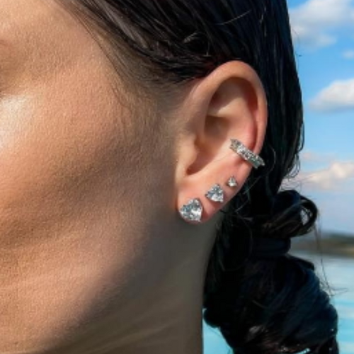 Trio de brincos de cristal em formato de coração com base em banho de ródio branco. Um verdadeiro encanto!  Semijoia perfeita para quem ama delicadeza e não abre mão da elegância para compor os acessórios e looks. Excelente escolha para quem busca uma peça única e versátil. 